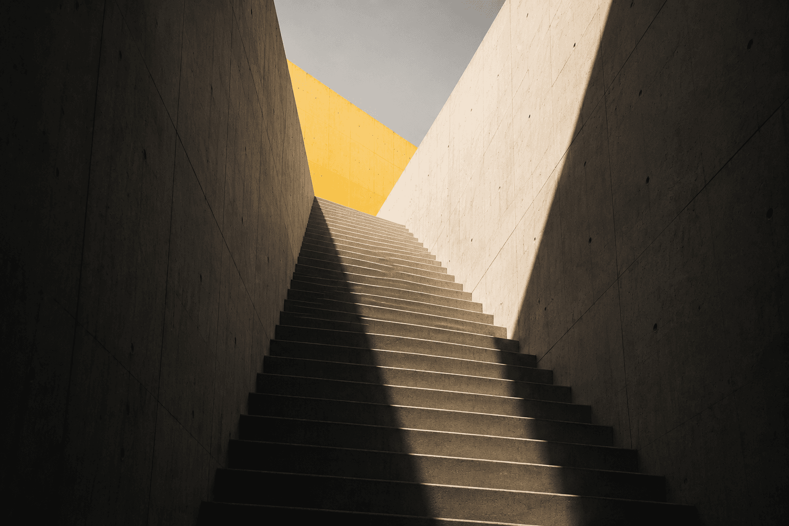 Escalera iluminada como representacion visual de crecimiento SEO